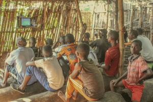 Article : Le Cinéma Rustique : Une Fenêtre Vers le Monde dans les Villages Congolais
