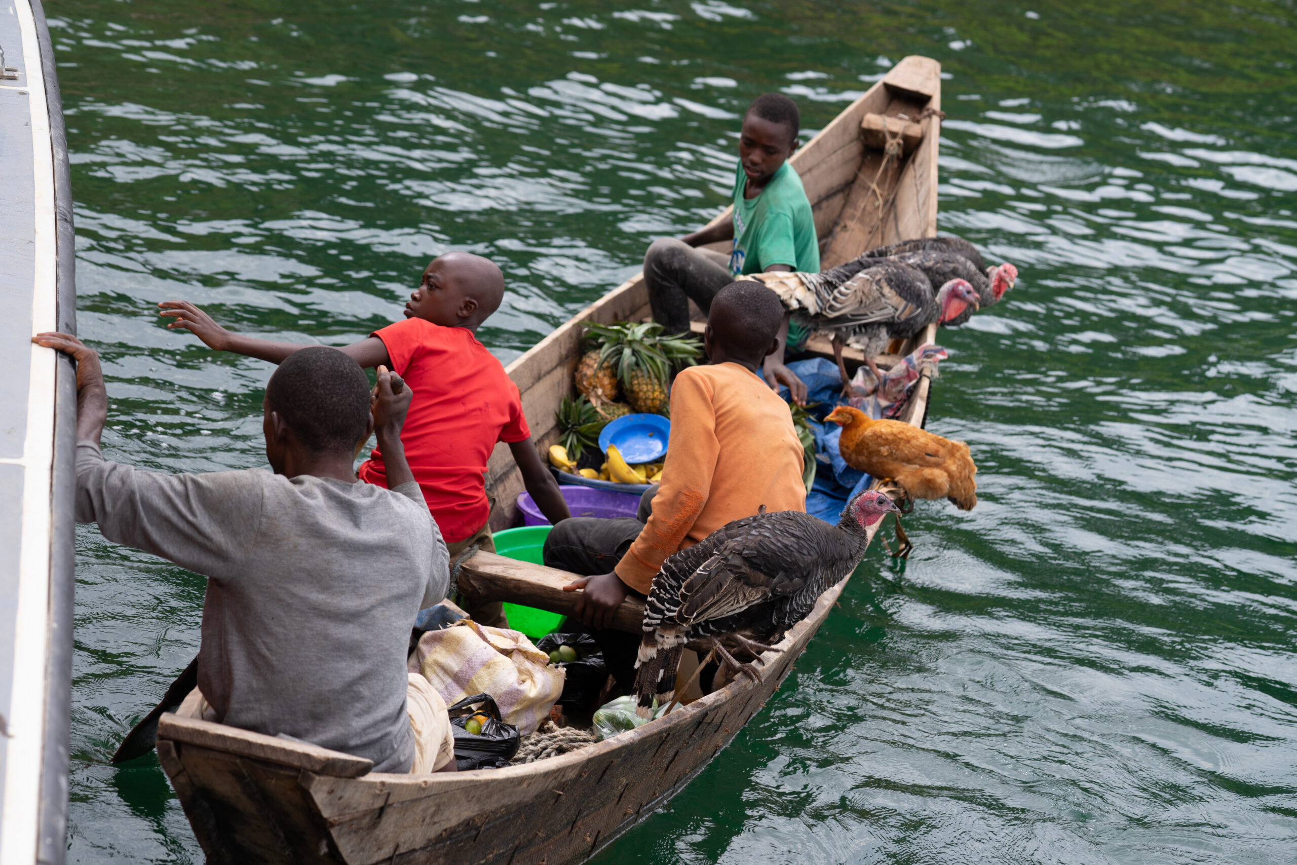Des enfants et des marchandises dans une pirogue sur le lac Kivu